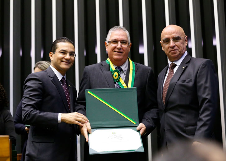 Desembargador Helcio Dantas recebeu a mais alta honraria do Poder Legislativo Federal