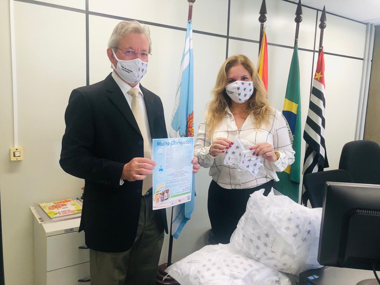 juiz Rinaldi entrega máscaras de proteção para representante do Gpaci de Sorocaba alusiva ao combate do trabalho infantil