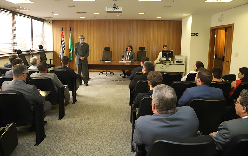Juiz auxiliar da Presidência do TRT-15 Alvaro dos Santos conduz audiência de conciliação