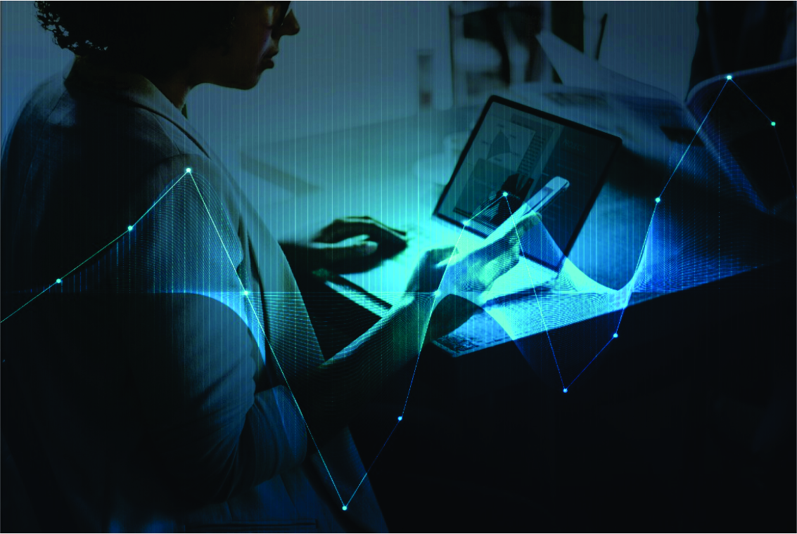 mulher no celular em frente a um laptop, mais iluminado num fundo azul  