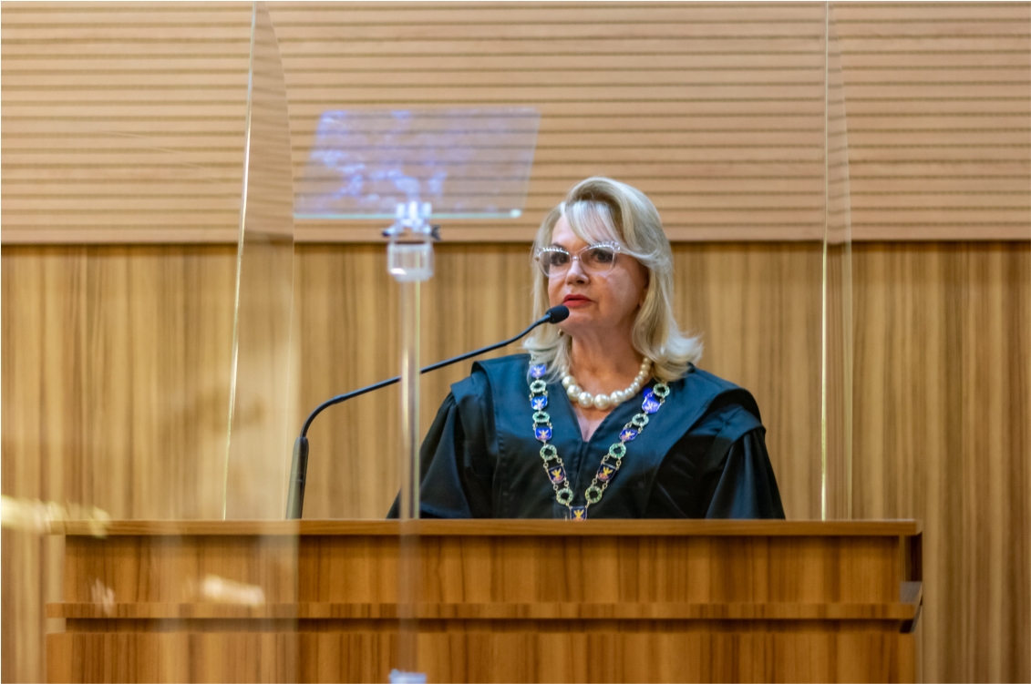 Desembargadora Ana Amarylis, vestida de toga, discursa no púlpito