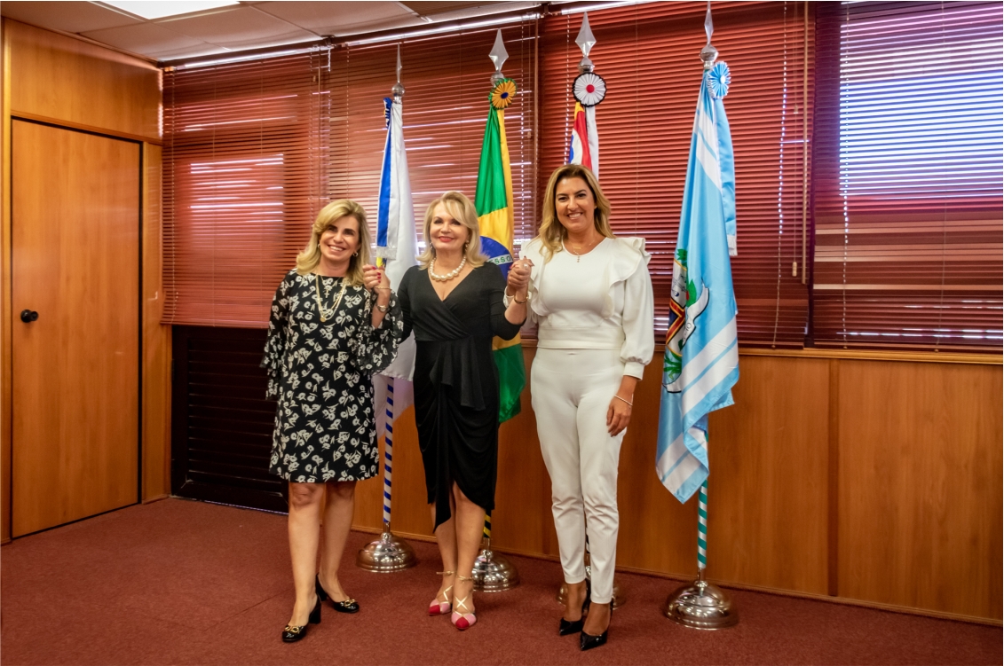 Desas. Ana Paula, Ana Amarylis e juíza Renata Gil em frente as bandeiras do Brasil, do Estado, do TRT-15 e de Campinas