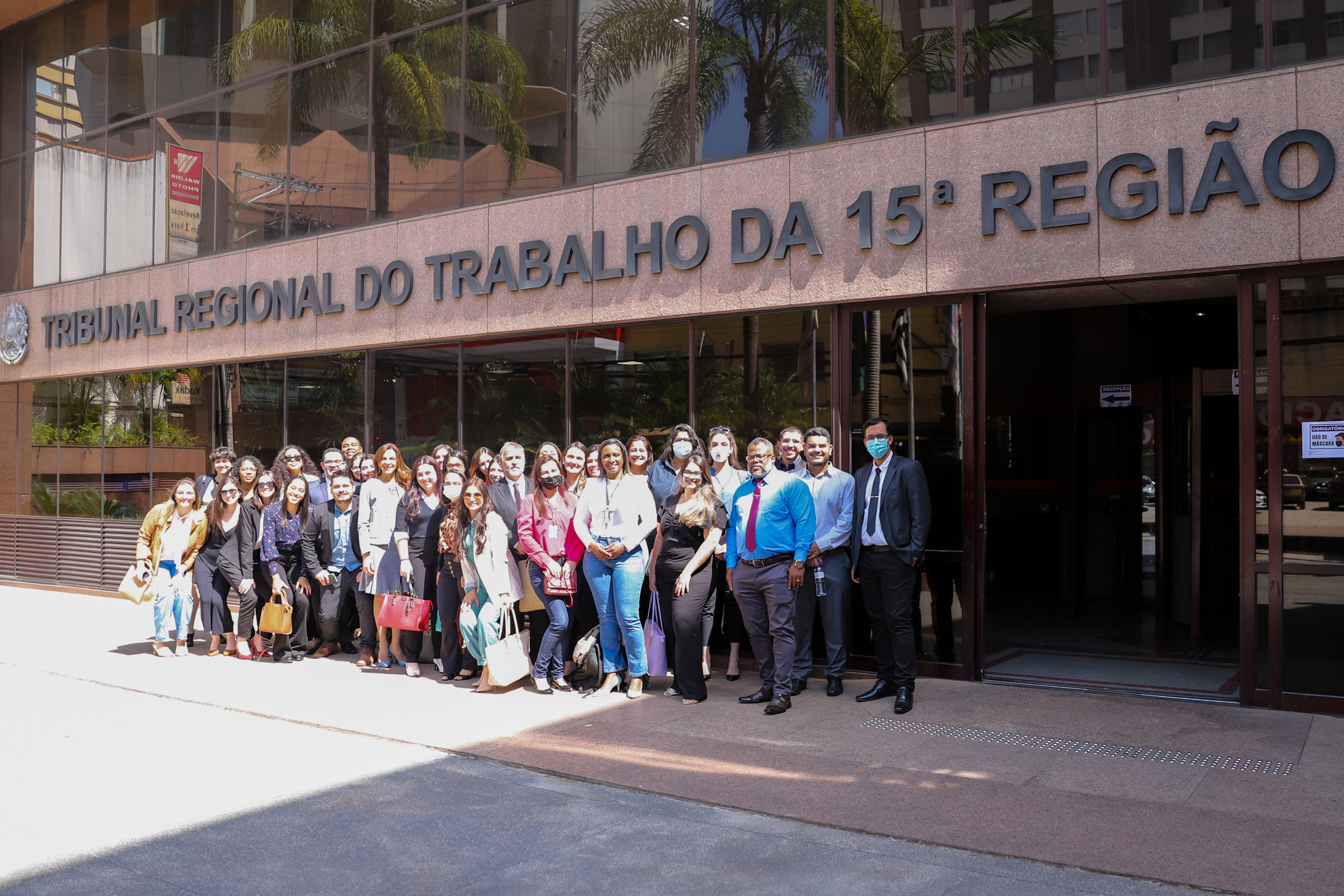 Estudantes de Ribeirão Preto e Indaiatuba dialogam com magistrados e visitam sede judicial do TRT-15