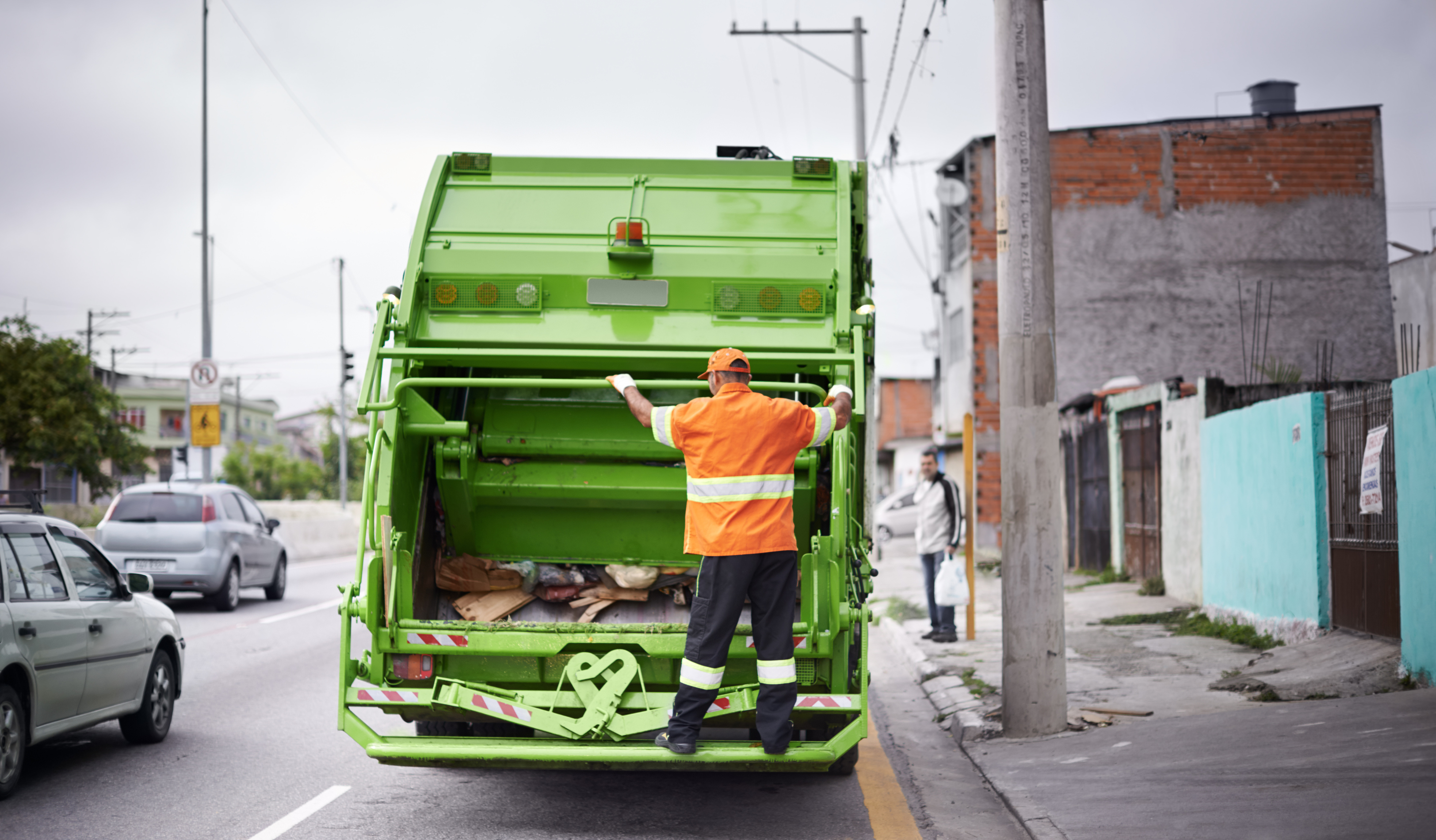 Caminhões de lixo que oferecem riscos não podem circular em SJC, decide des. Giordani