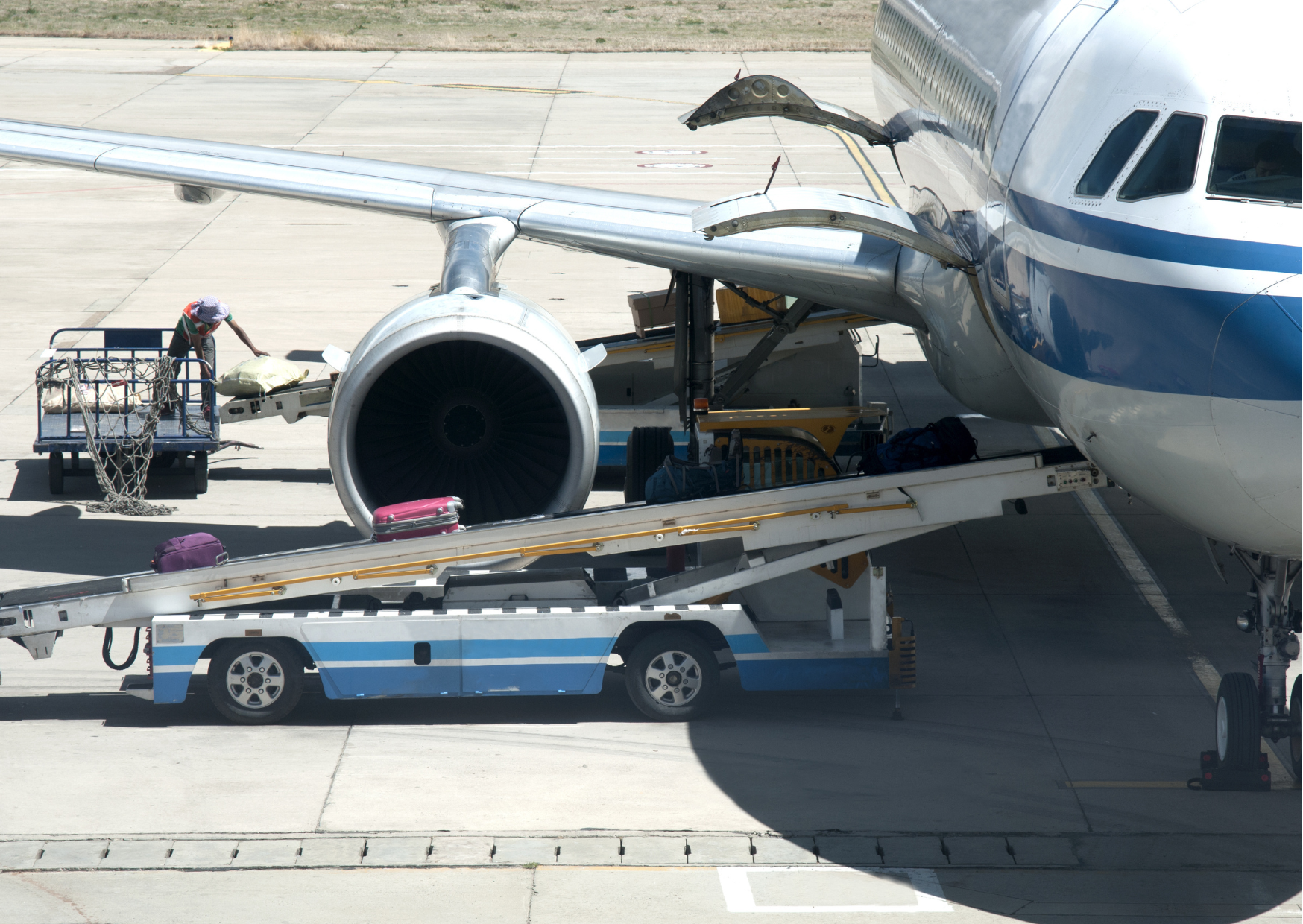 transporte de malas para bagageiro de avião