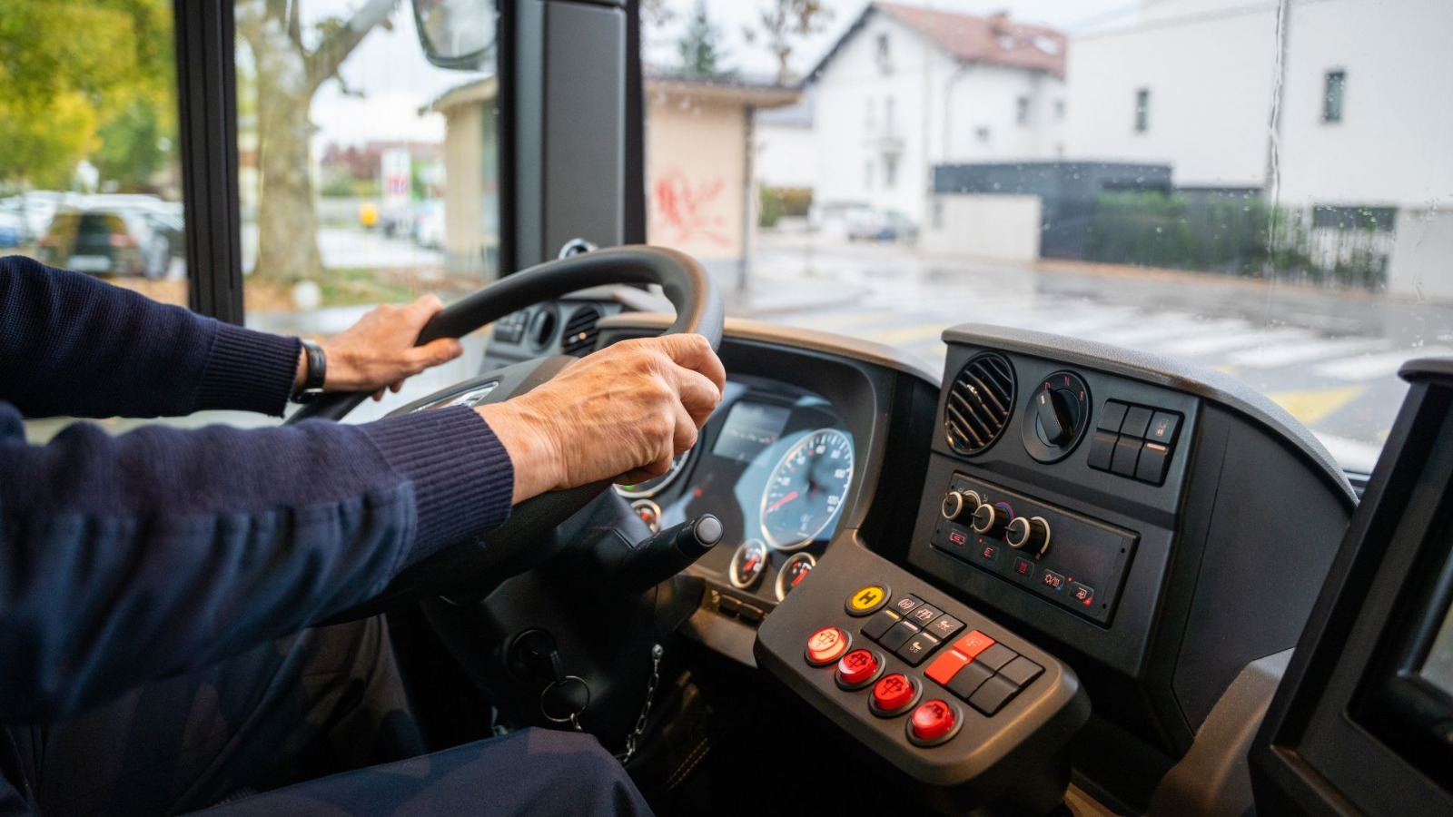Empresa de ônibus é condenada a pagar indenização por danos morais e materiais à família de motorista falecido por Covid 19