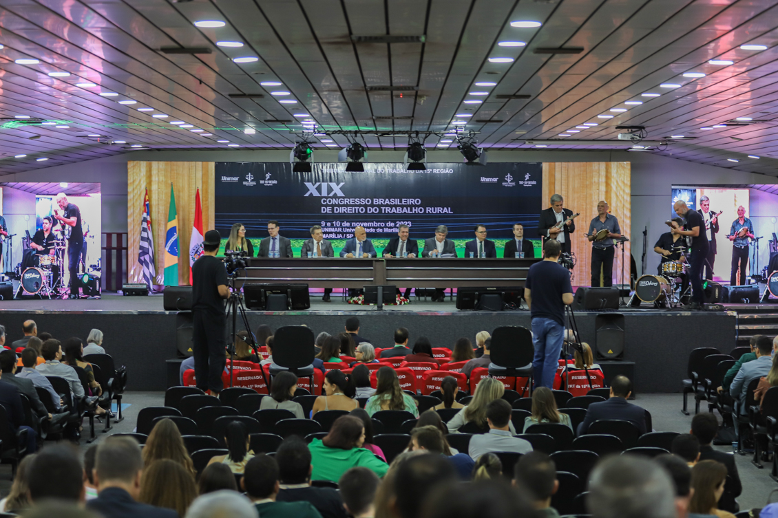 Mais de 300 pessoas acompanham a solenidade de abertura do XIX Congresso Rural em Marília