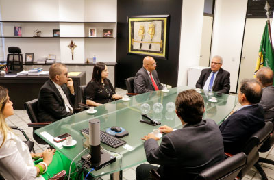 dirigentes do Coleprecor e membros da comissão dialogando, sentados à mesa 