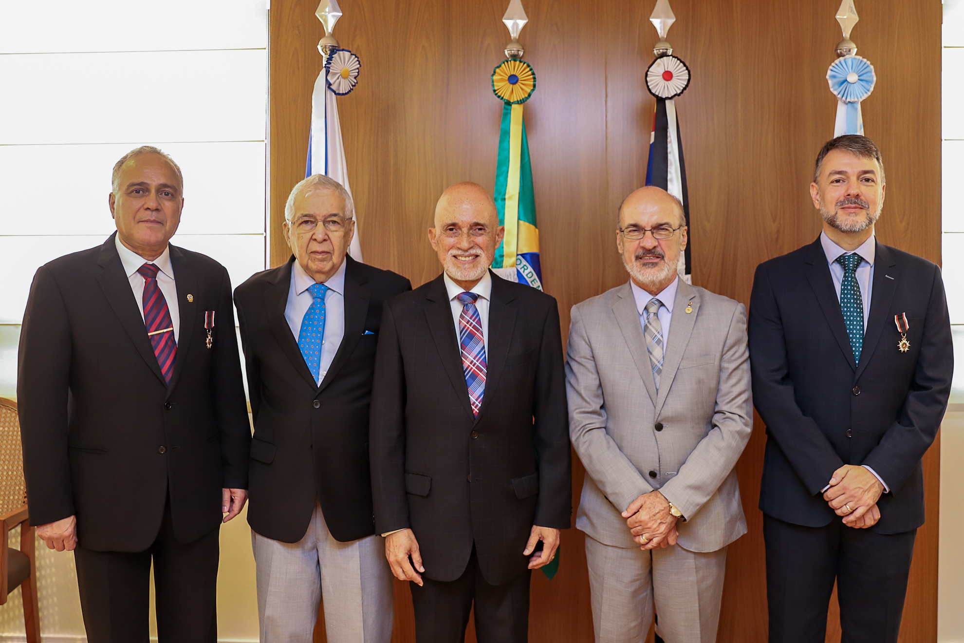 no centro da imagem, o ex-ministro Amir Pazzianotto, Dr. Samuel e Dr. Edmundo, com os dois homenageados, Manoel Messias (à esquerda) e Paulo Henrique (à direita), exibindo a Medalha Ouro em suas respectivas lapelas.