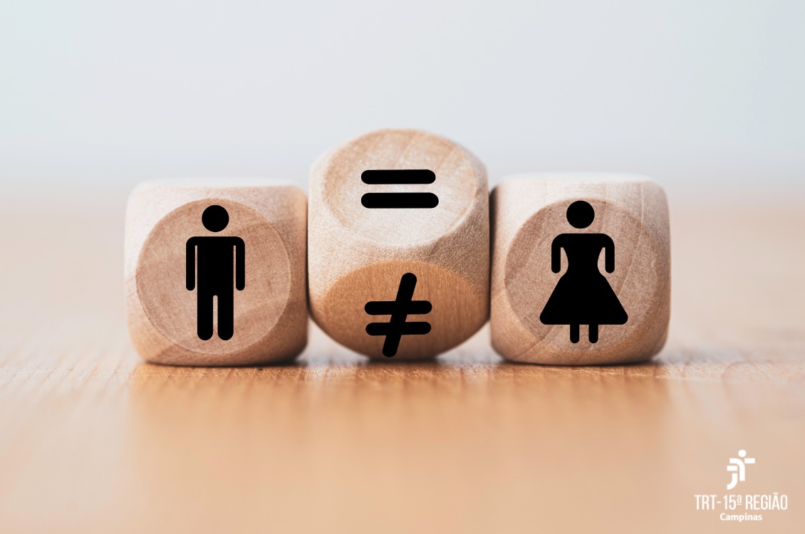 Homem e mulher estão desenhados em dados de madeira, o primeiro à esquerda, a segunda, à direita da imagem. No centro, outro dado exibe os sinais = (igual) e ≠ (diferente)