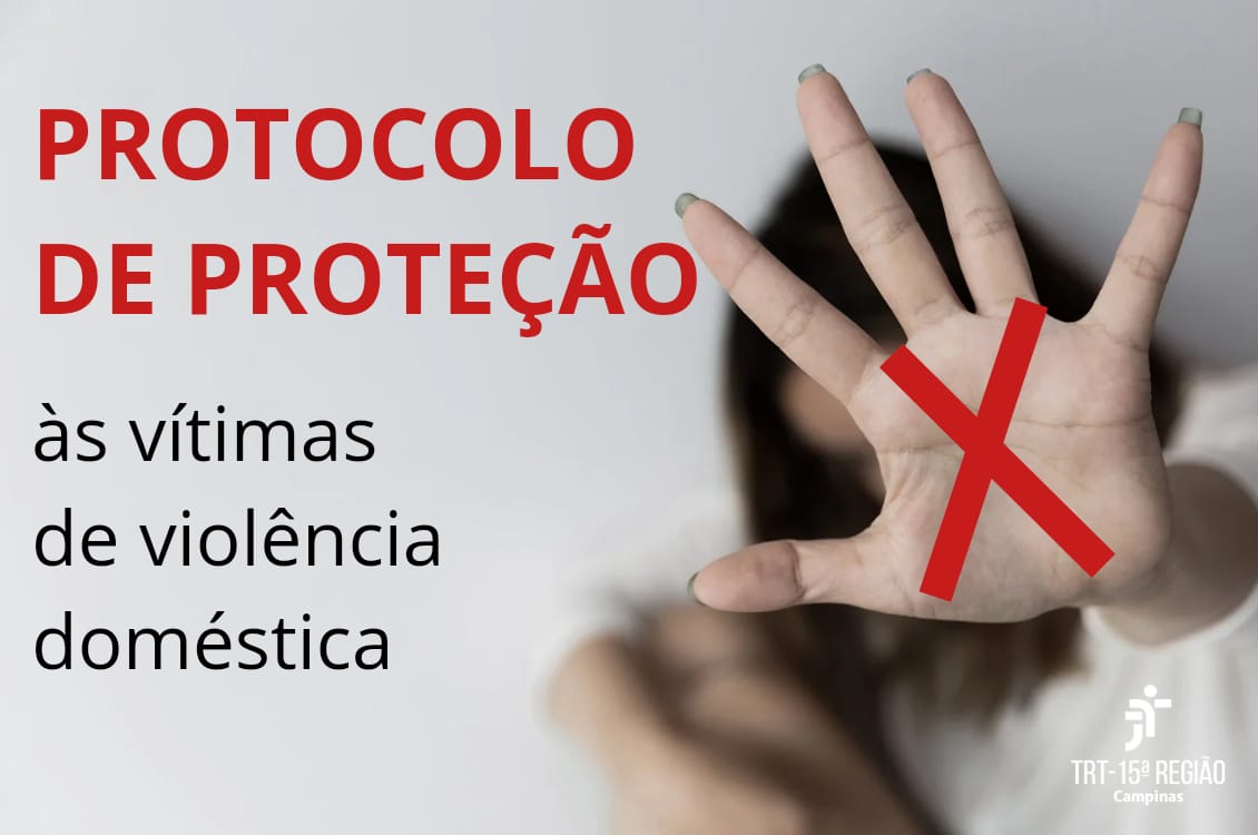 quadro cinza com texto: Protocolo de Proteção (em vermelho) às vítimas de violência doméstica (em preto). No lado direito, uma mulher esconde o rosto com a mão esquerda espalmada. Nela,  há um X em vermelho.