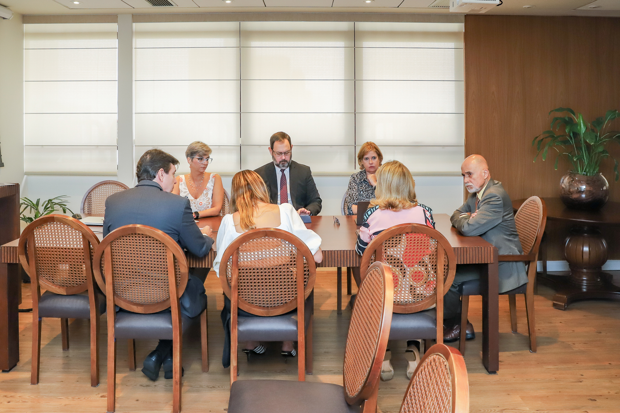 Participantes da reunião sentados à mesa no Salão Nobre da Presidência