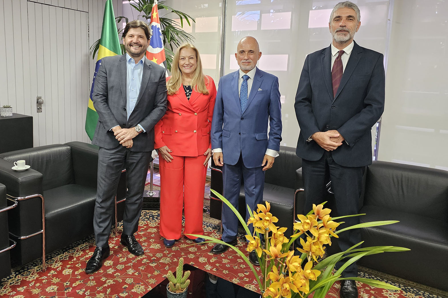 Deputados André do Prado e Maria Amary com o Dr. Samuel e Dr. Ronaldo em pé, posando para foto