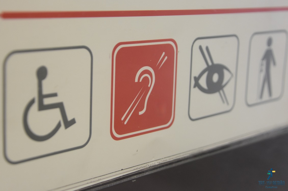 imagem com quatro símbolos de acessibilidade (pessoa com deficiência; pessoa com deficiência auditiva,  pessoa com deficiência visual e pessoa idosa)