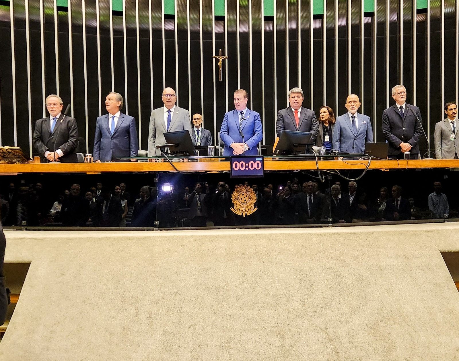 Vários homens, entre eles o presidente do TRT-15, desembargador Samuel Hugo Lima, posam da tribuna da Câmara dos Deputados em Brasília-DF.