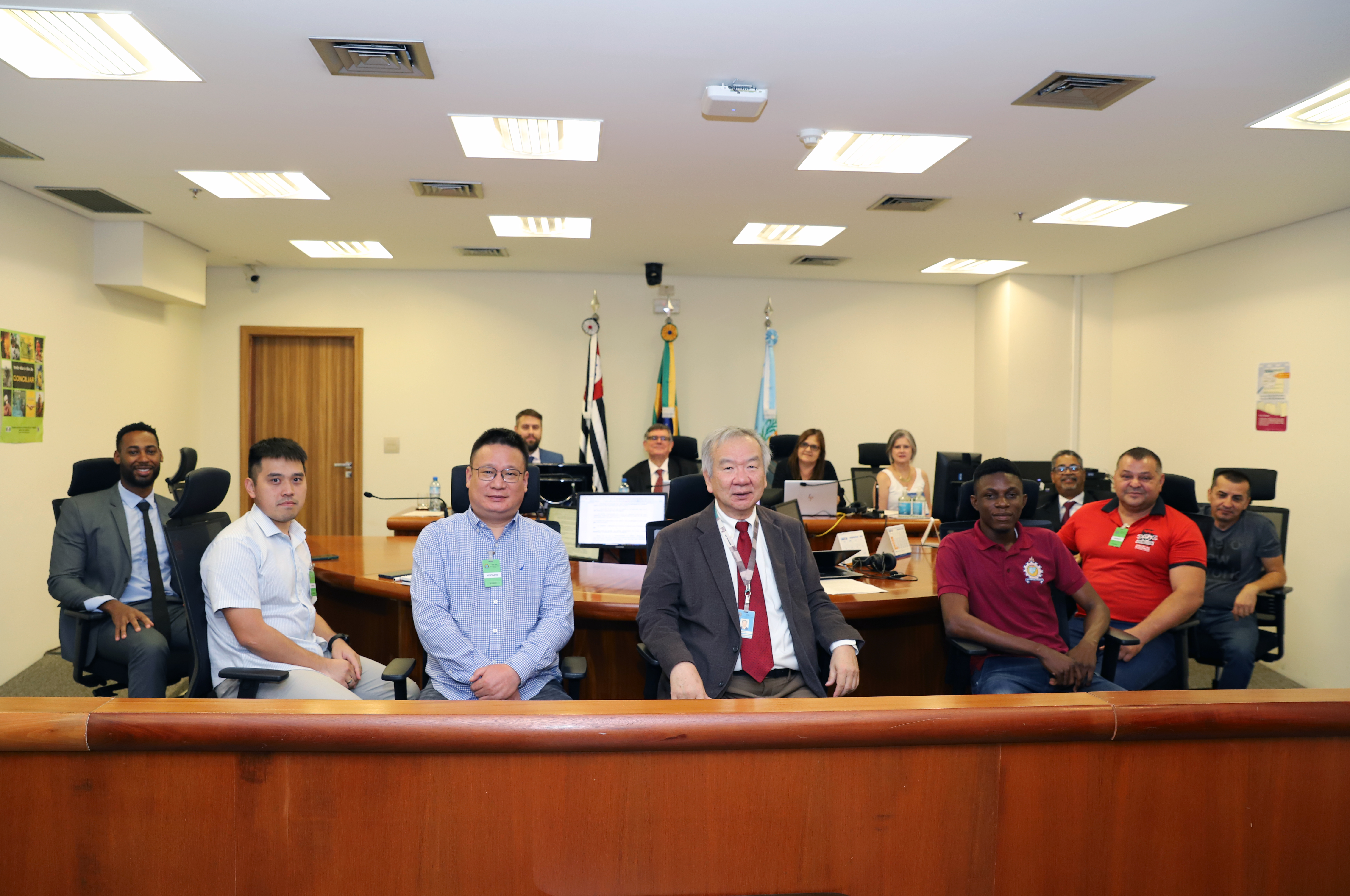 participantes da audiência posam para foto na Seção de Dissídios Coletivos