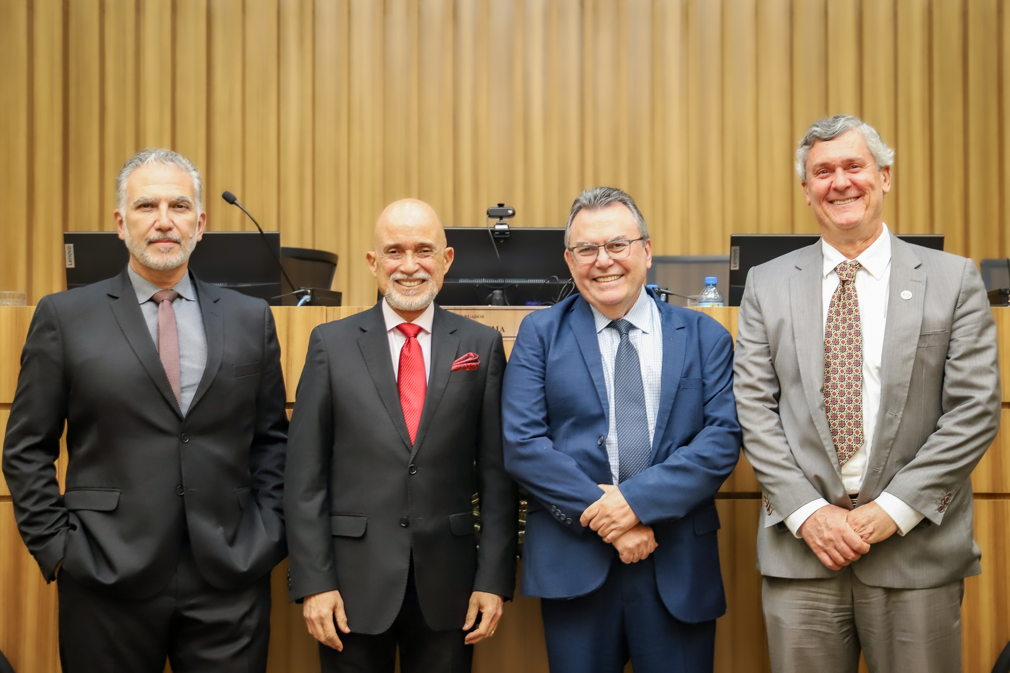 Dr. Carlos Eduardo, o presidente, Dr. Samuel, Dr. Levi e Dr. André, integrantes da lista, posam para foto no Plenário