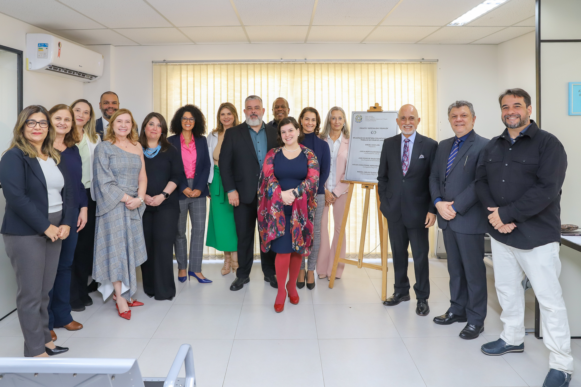 Dr. Samuel e Dra. Rita com juízes e servidores junto à placa descerrada