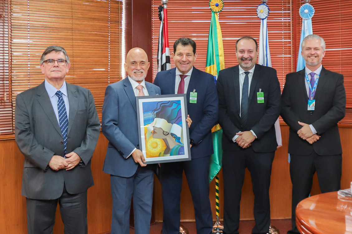 Doutor Samuel e João Alberto posam para foto junto com os superintendentes da Caixa. 