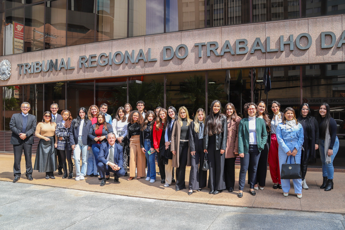 Estudantes posam para a foto na frente da Sede Judicial do TRT-15.