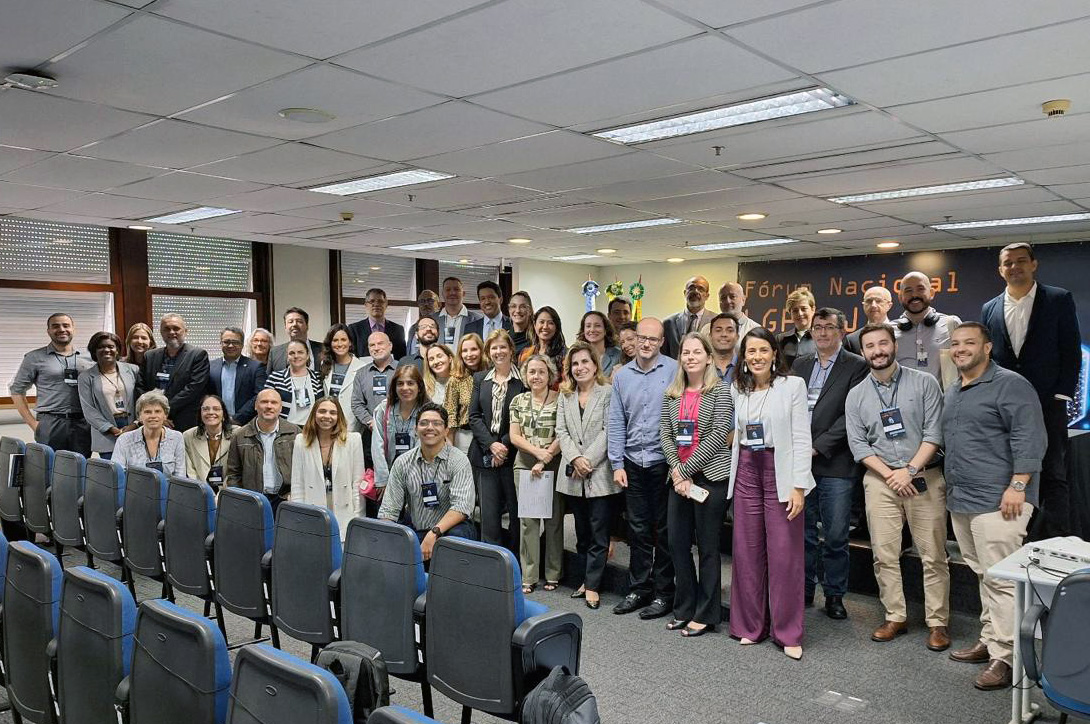 participantes posam para foto em auditório do TRT do Rio de Janeiro