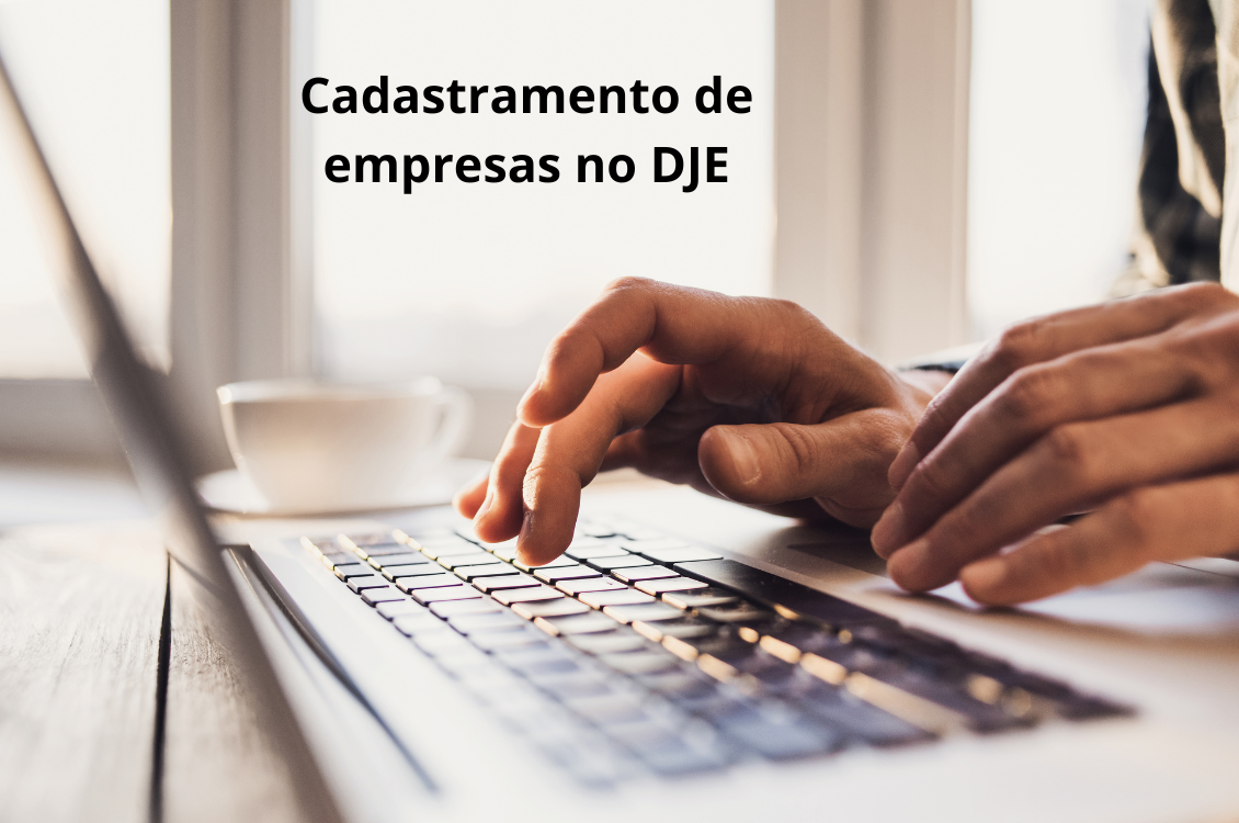 mãos masculinas digitam em um notebook. Acima, em preto os dizeres: Cadastramento de empresas no DJE