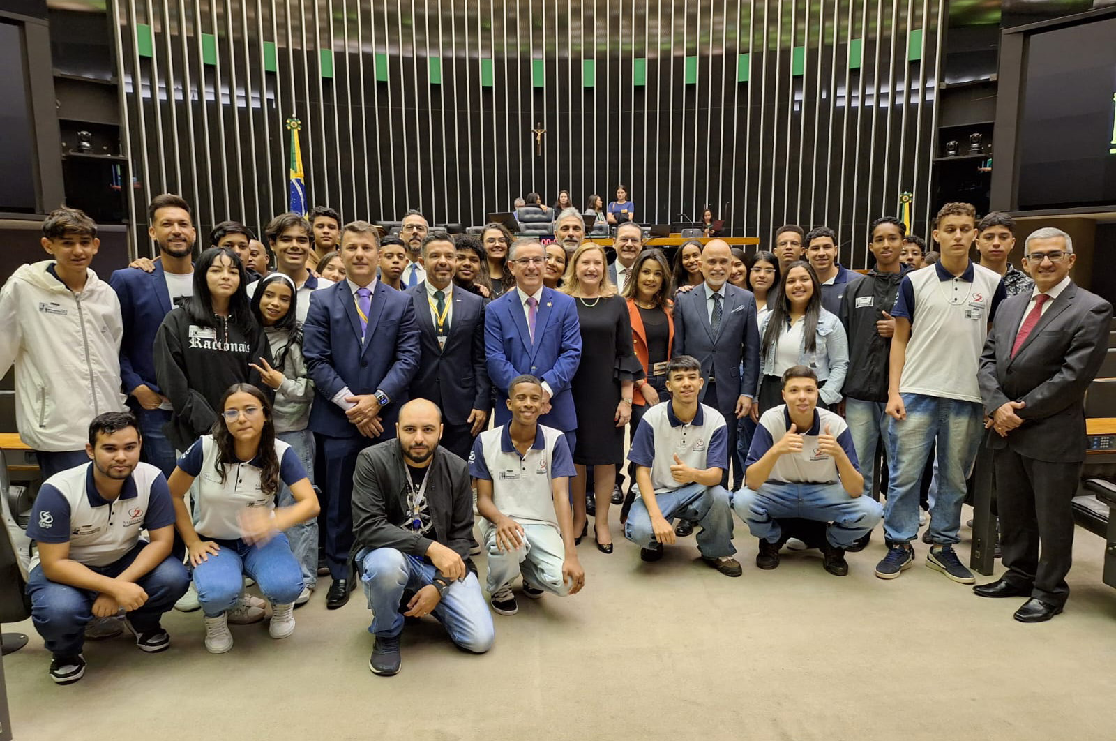 comitiva do TRT-15 posa para foto com participantes da sessão