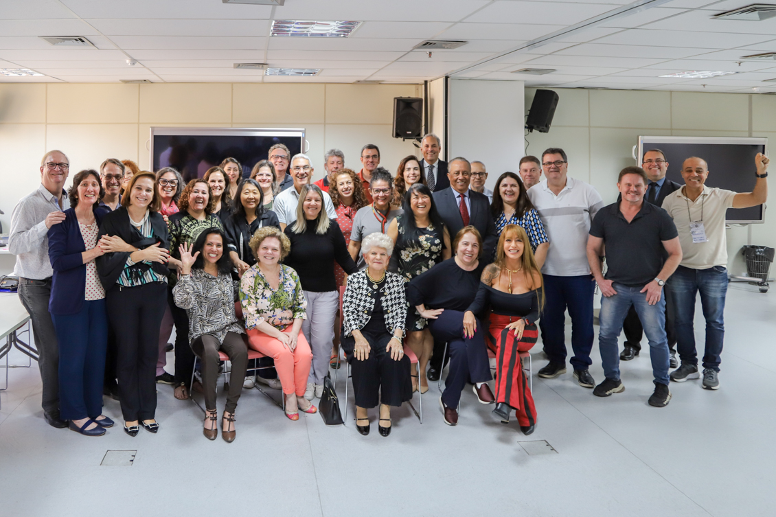 participantes da roda de conversa posam para foto