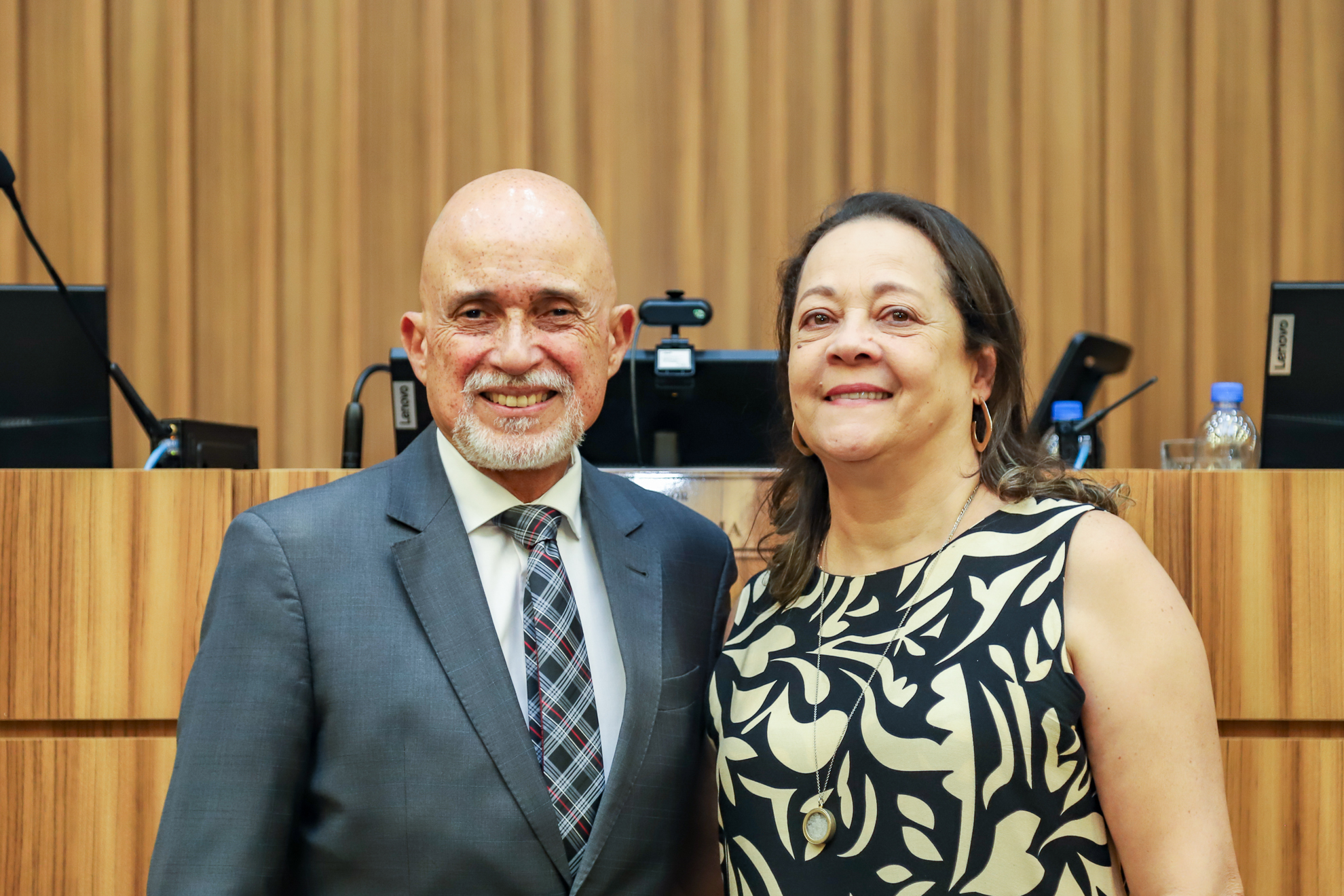 Desembargador Samuel e Dra. Antonia posam para foto no plenário