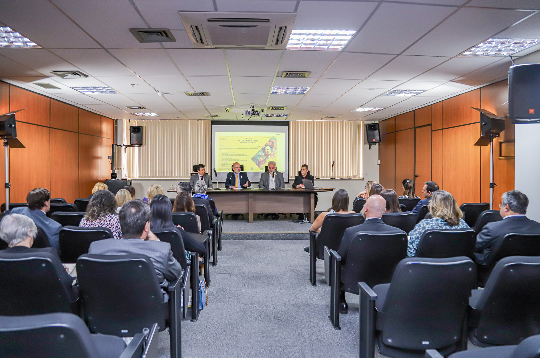 foto geral do auditório da Ejud com os componentes da mesa ao fundo