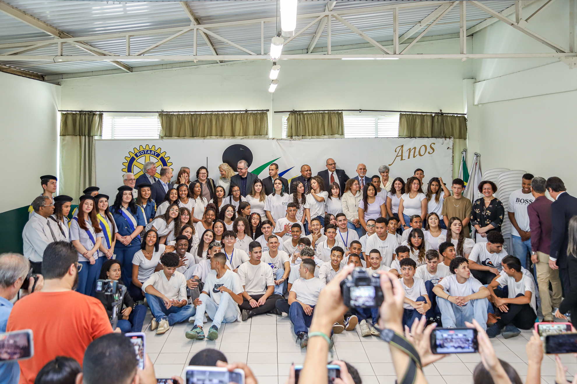 todos os formandos posando para a foto com os diretores da instituição, Dr. Samuel e esposa