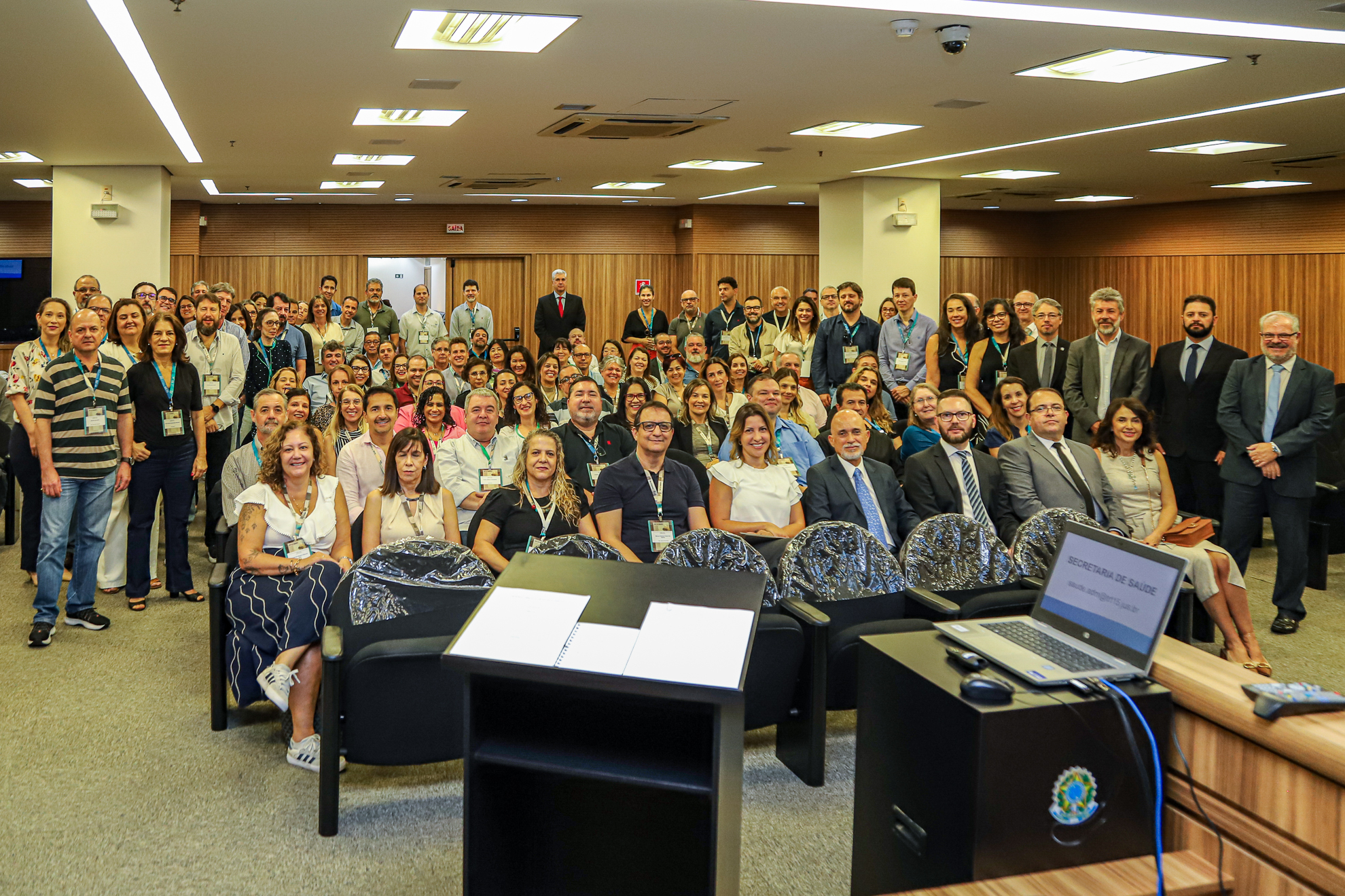 foto geral posada dos participantes do encontro no plenário