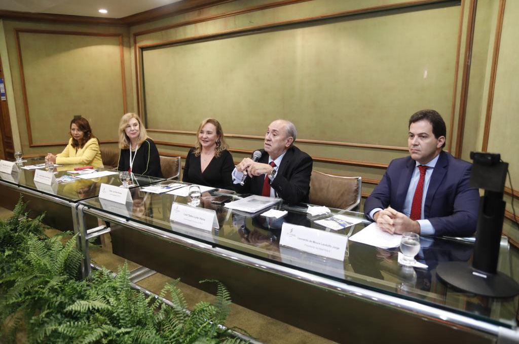 foto da mesa de abertura da reunião, composta pela desembargadora Antonia Pestana