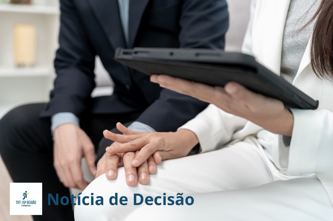 mulher está sentada em um sofá com o tablet na mão. Ao seu lado, um homem de terno tenta colocar a mão em sua perna.