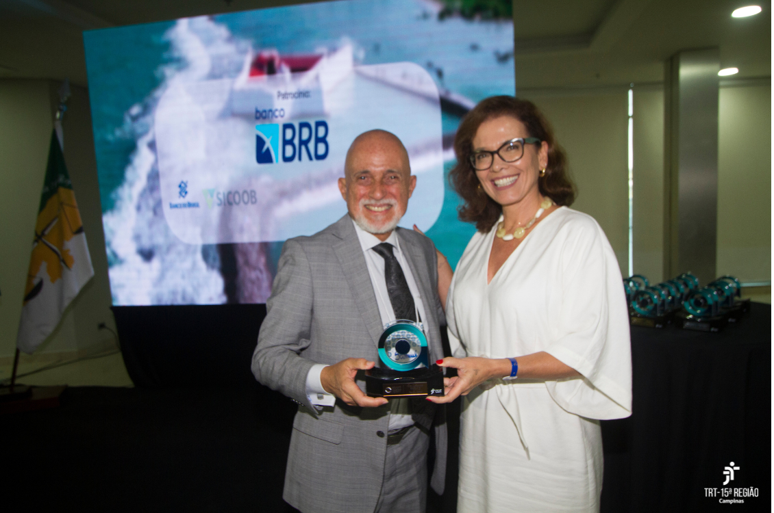 presidente Samuel e servidora Lara Jorge posam para foto.