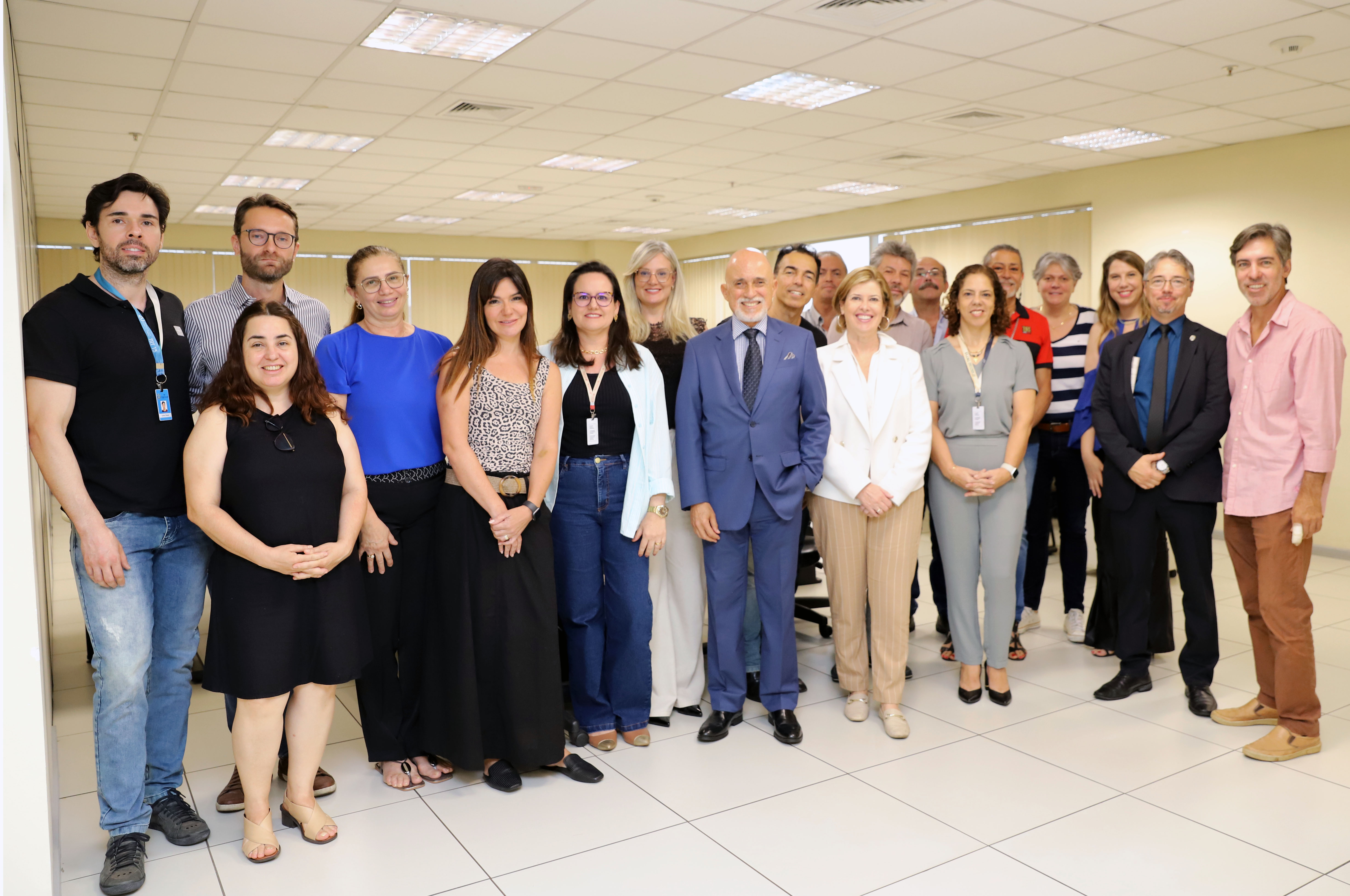 presidente Samuel, Dra. Lucia, Juíza Bruna, José Aristéia e os oficiais de Justiça posam para foto