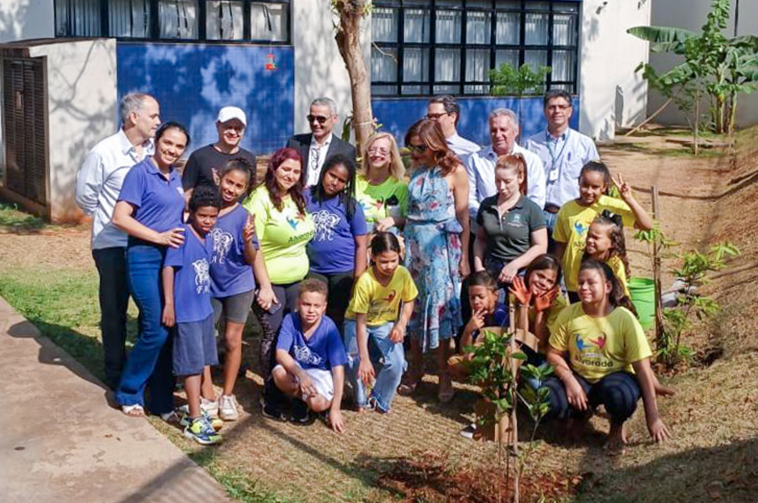 crianças, magistrados e servidores posam para foto com as mudas em área de plantio no Fórum Trabalhista de Ribeirão Preto