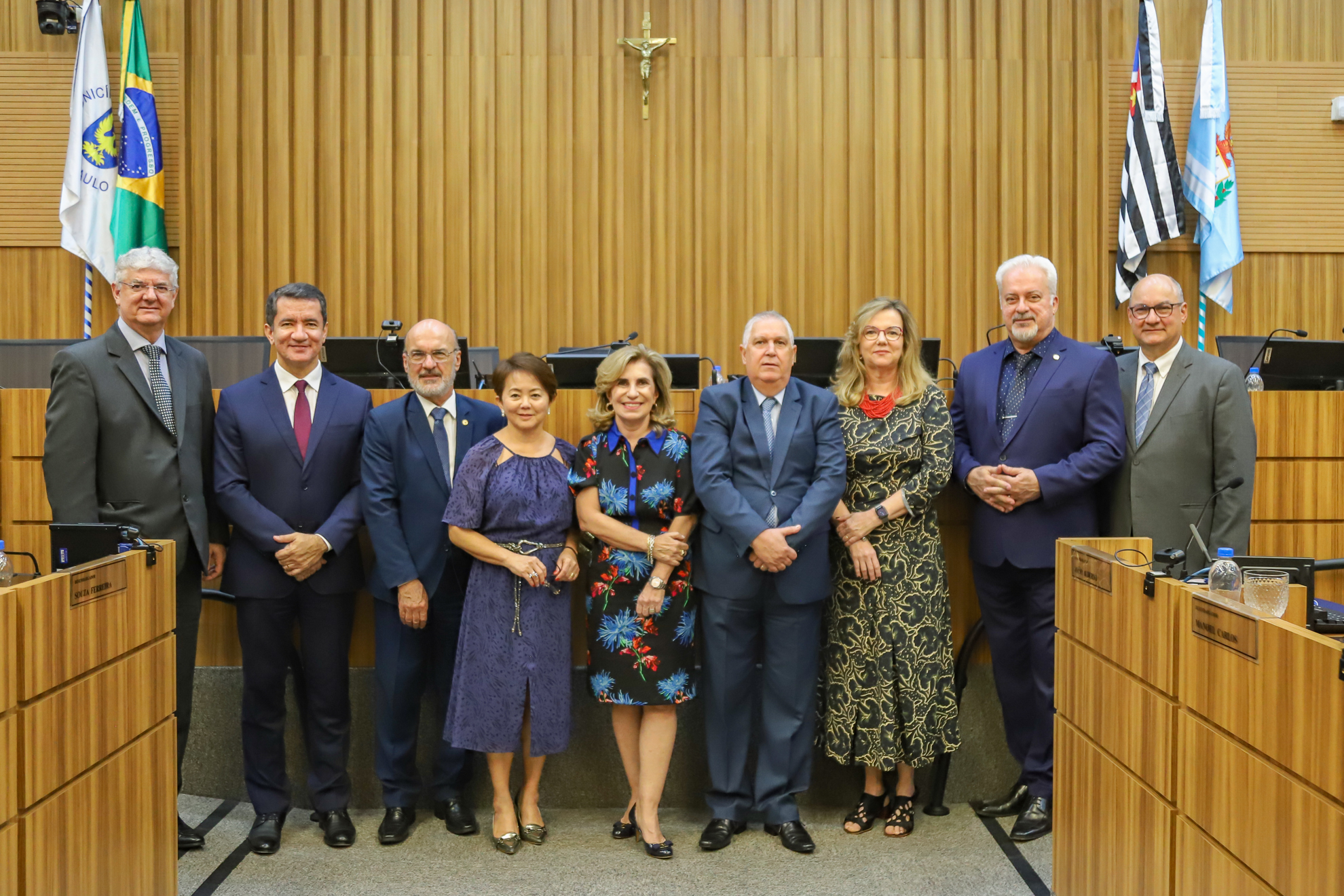 foto posada dos desembargadores eleitos para a gestão 2024-2026 do TRT-15 em frente a mesa alta do plenário