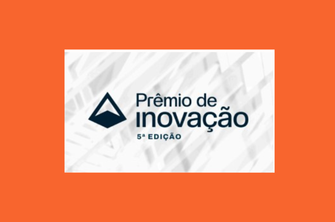quadro de fundo laranja, no centro um outro quadro cinza com os dizeres em cinza escuro: Prêmio de Inovação 5ª Edição