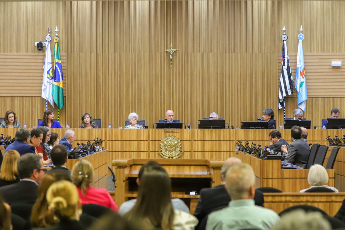 imagem geral do plenário com a mesa alta ao fundo, presidida pelo desembargador Samuel