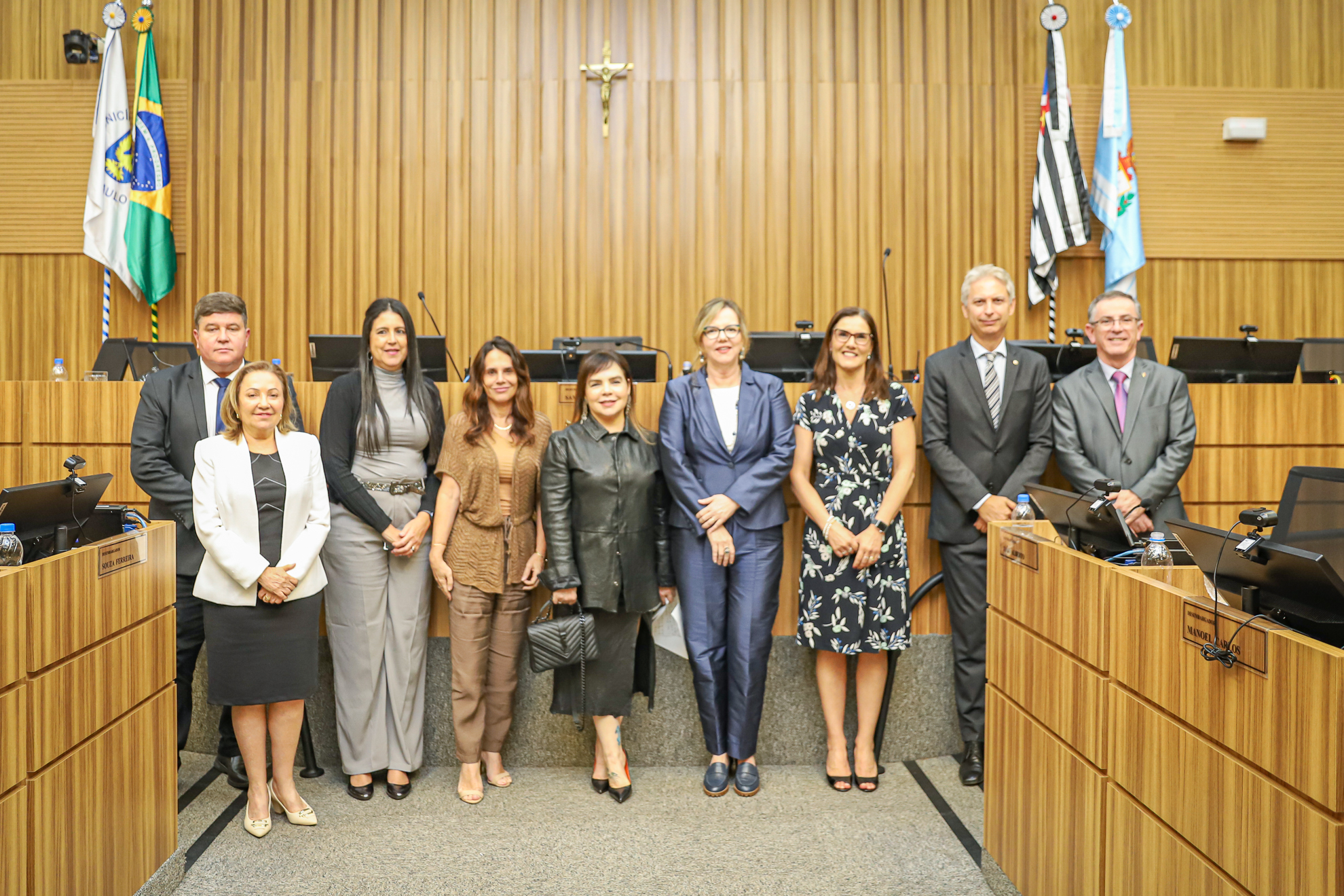 Seis mulheres e três homens posam para a foto no Plenário.