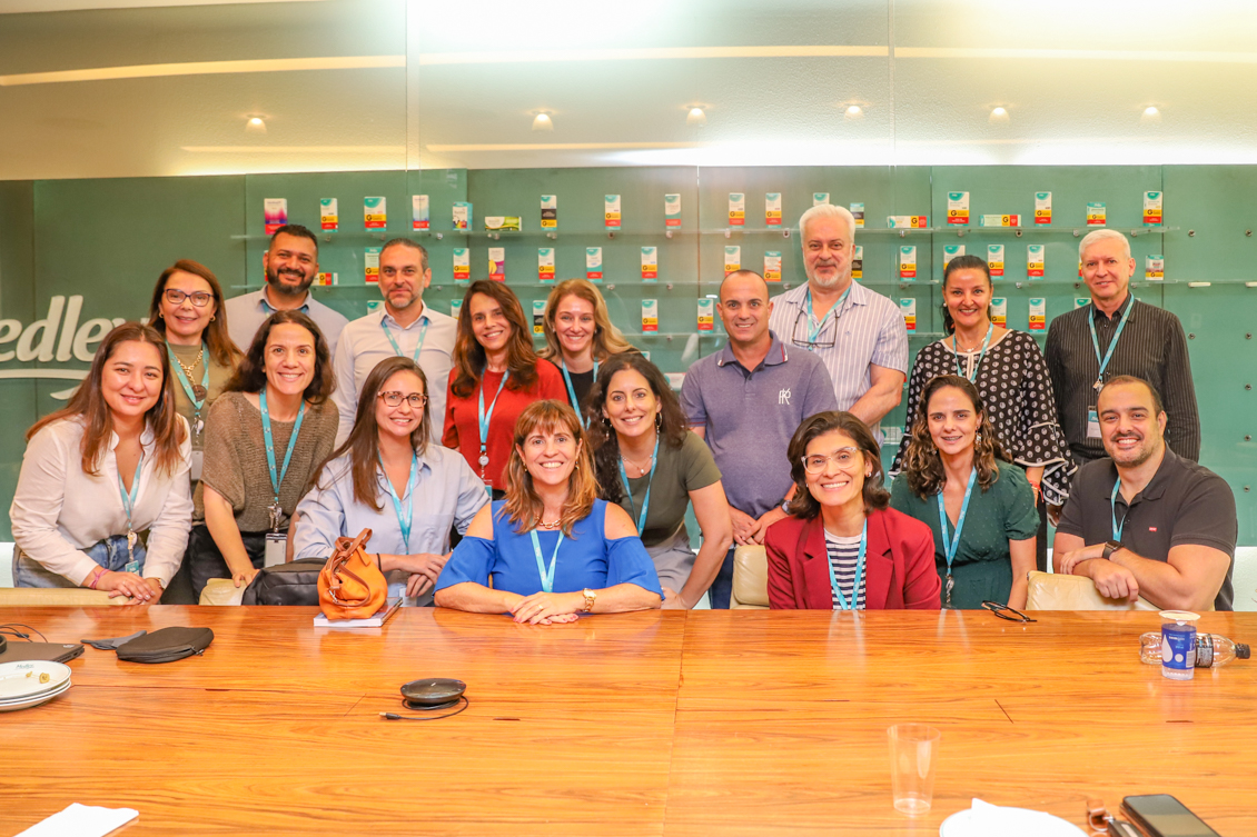 Magistrados e representantes da empresa posam para a foto.