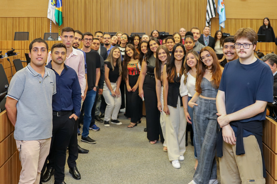 estudantes posam para foto no plenário do TRT-15