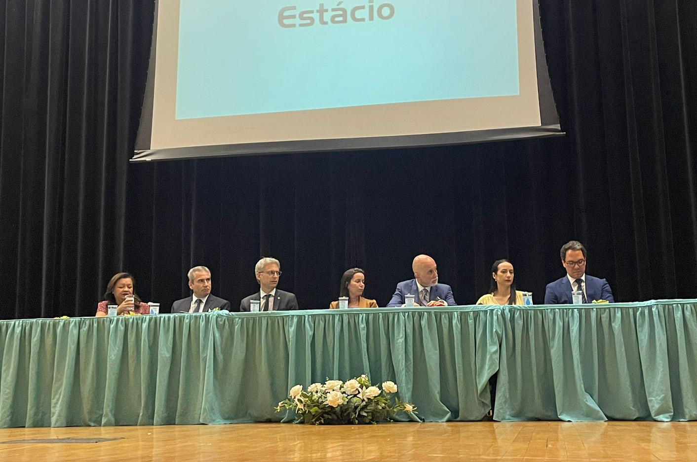 foto da mesa de abertura do seminário, composta pelo presidente do TRT-15 e mais seis pessoas