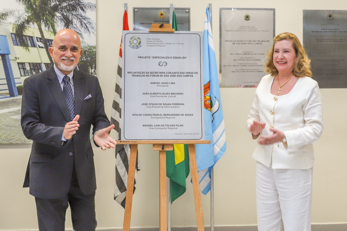 Presidente e Corregedora aplaudem placa alusiva de inauguração, após descerramento