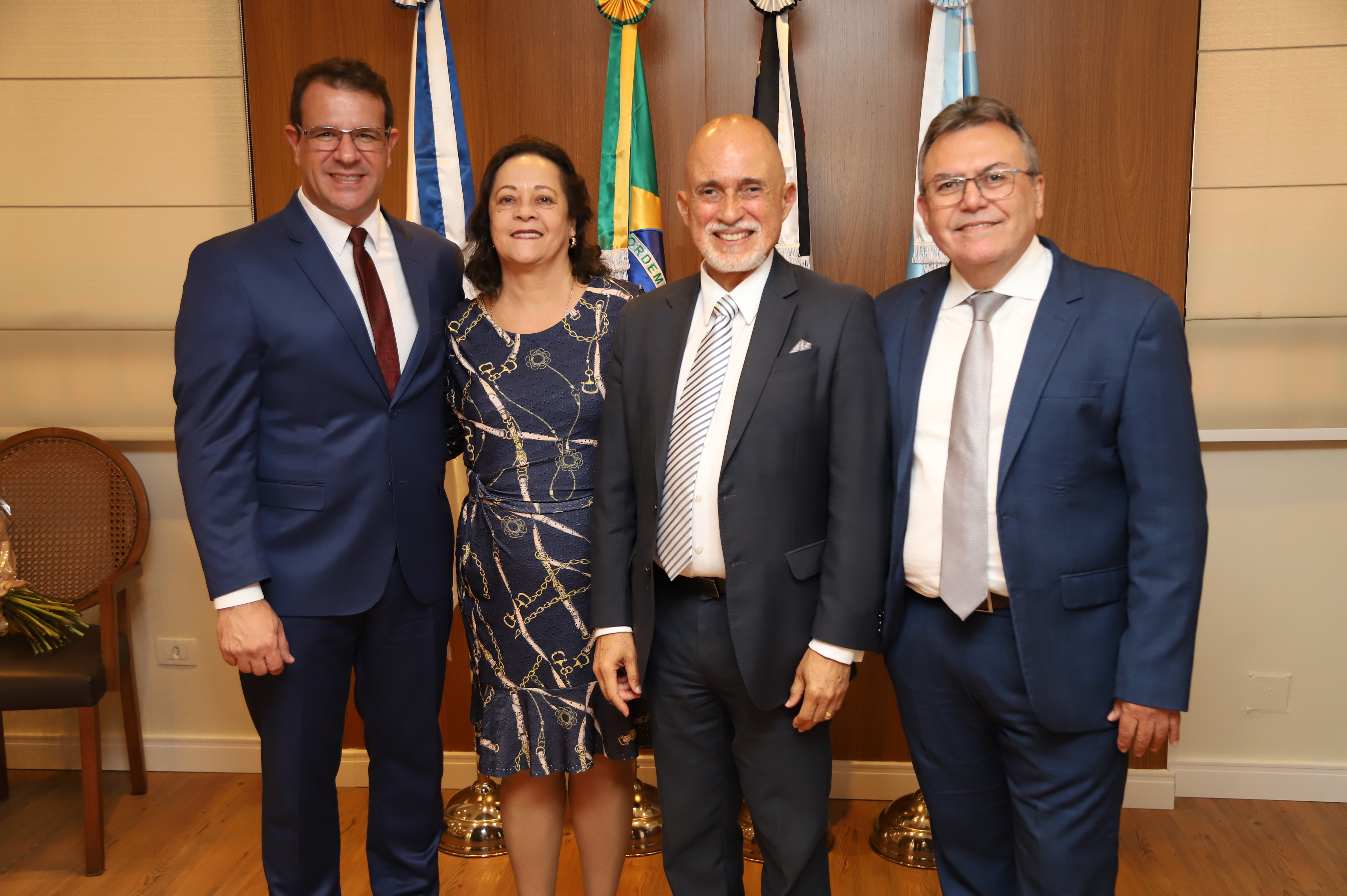 Dr. Samuel posa para foto com os empossados no Salão Nobre da Presidência