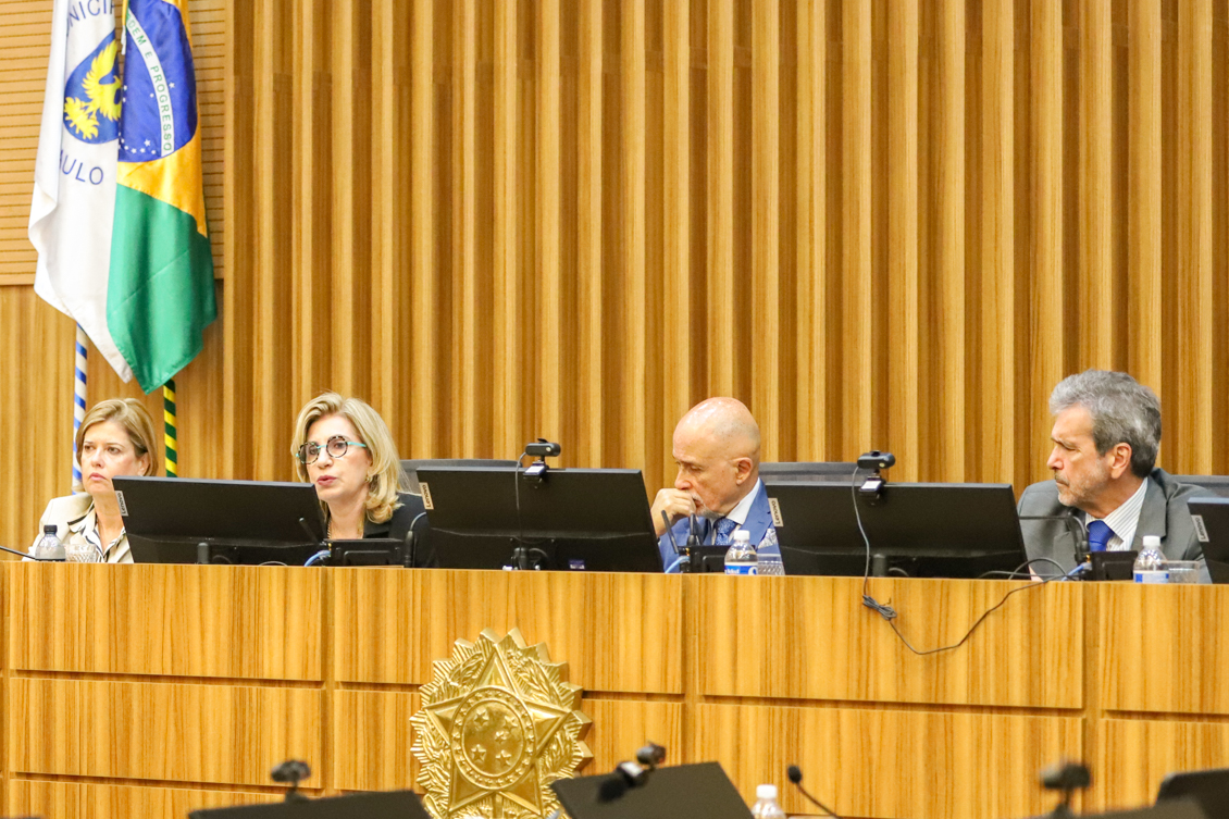 imagem da mesa de abertura do evento, com Dra. Lúcia, Dra. Ana Paula, Dr. Samuel e Dr. Carlos Bosco