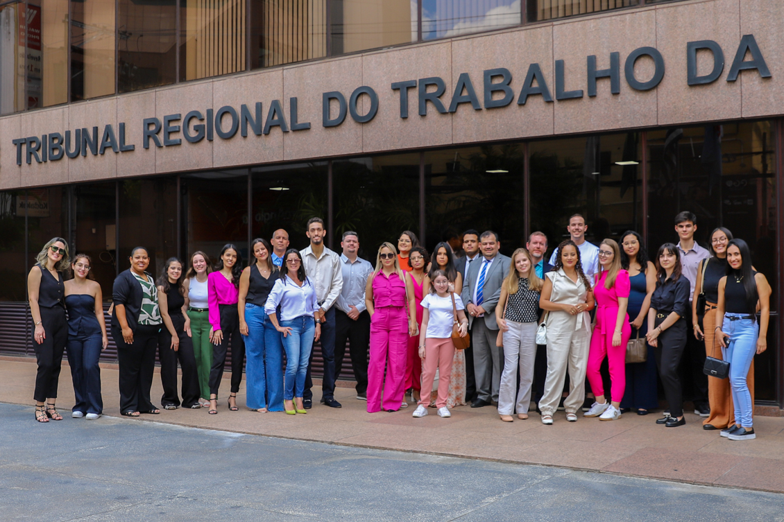 estudantes em frente a fachada do TRT-15