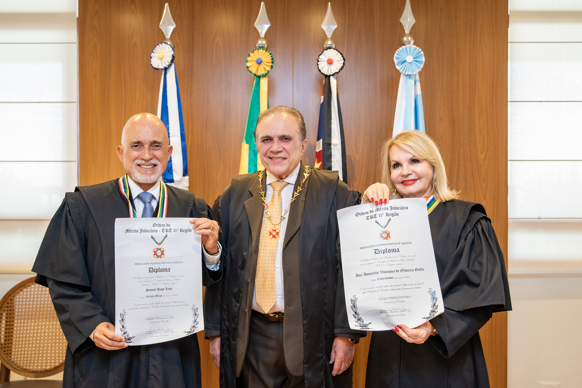 Dr. Samuel e Dra. Ana exibem os diplomas ao lado do desembargador David, do TRT-11