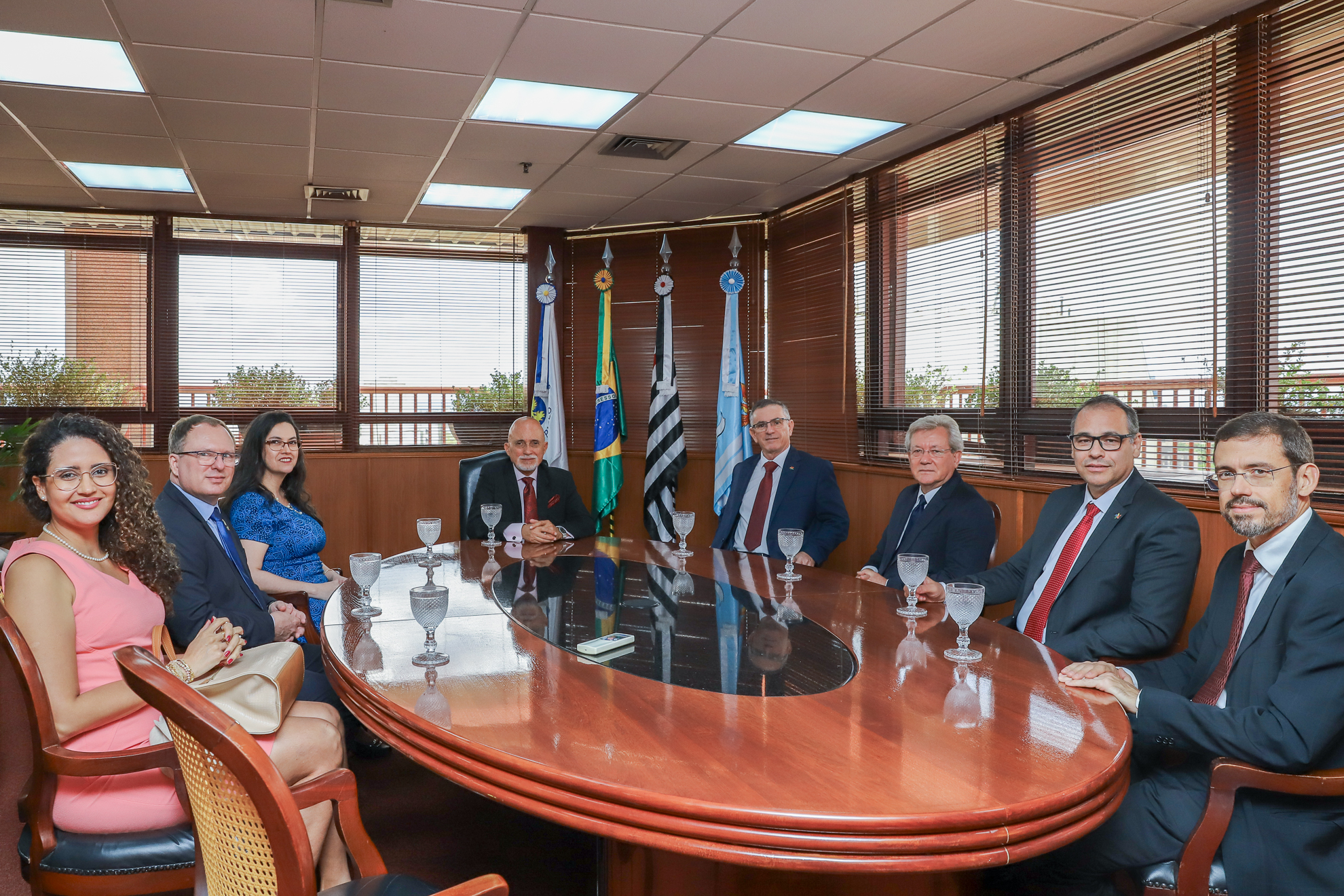 #ParaTodosVerem: magistrados sentados em cadeiras ao redor de uma mesa de madeira